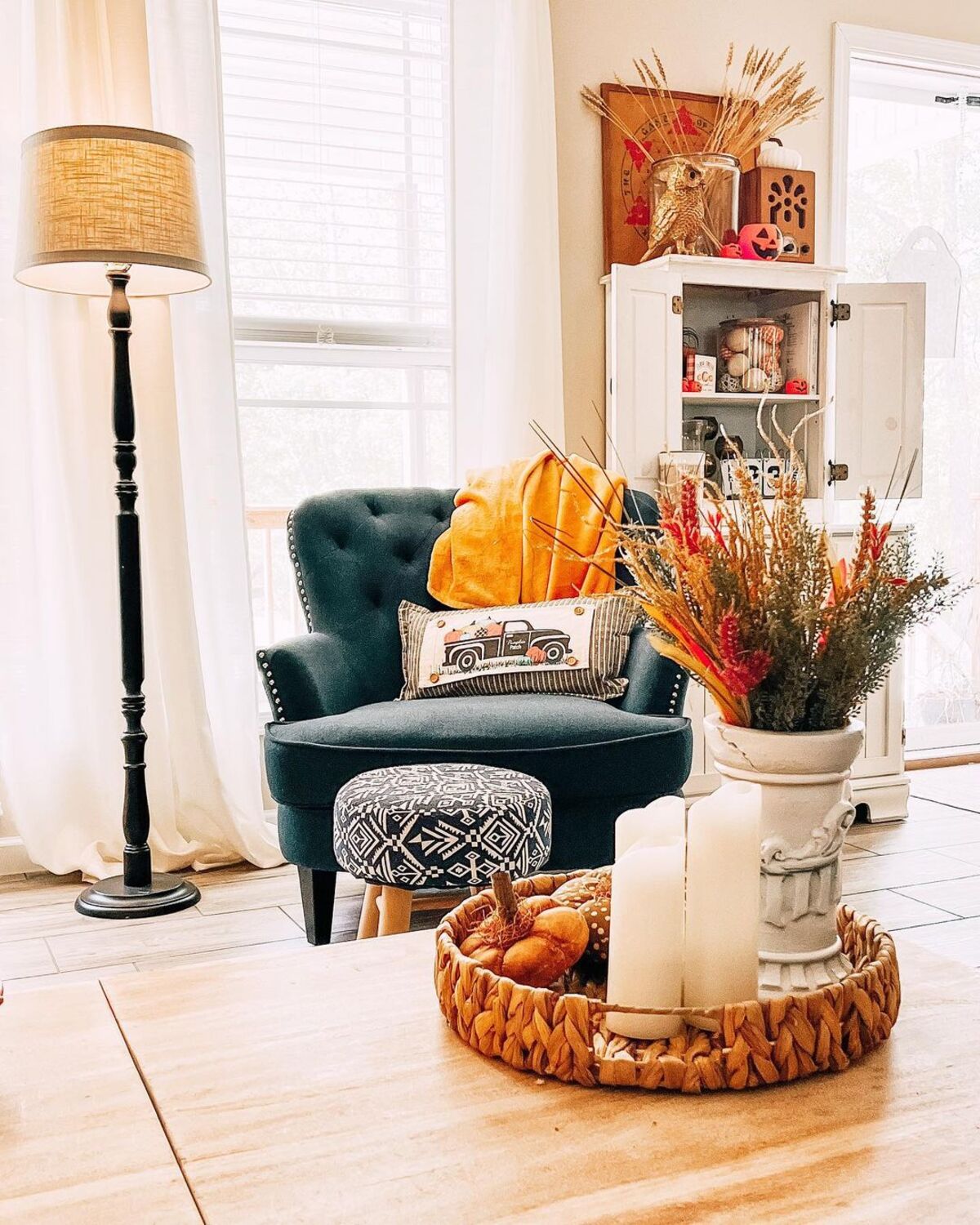 20 cozy fall living room decor ideas 16