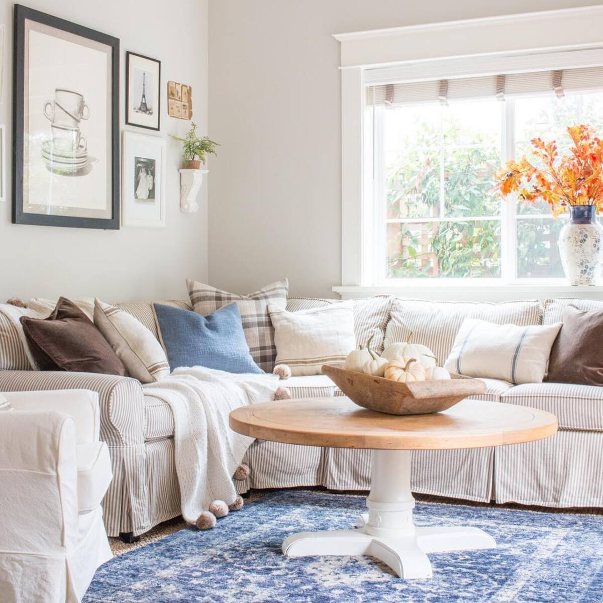 20 cozy fall living room decor ideas 17