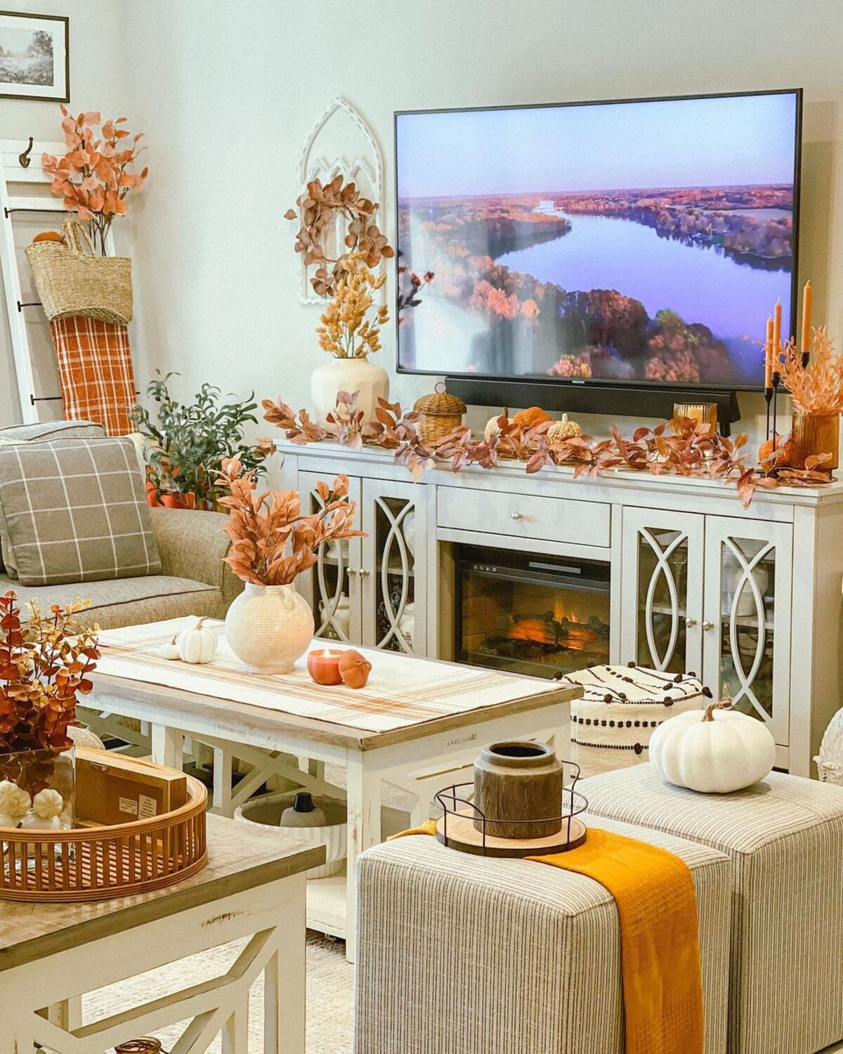 20 cozy fall living room decor ideas 8