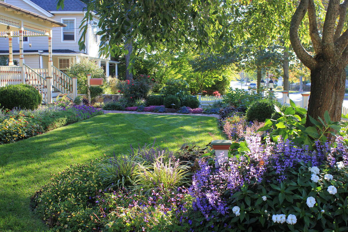 fall landscaping ideas for a front yard transformation 7