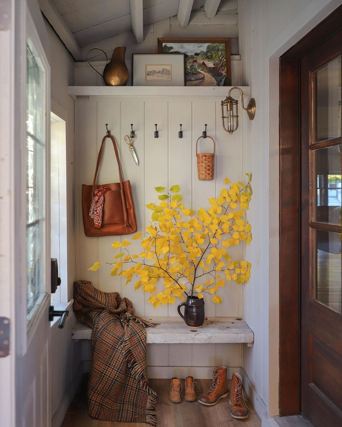 ideas for a stylish and functional mudroom in fall 2