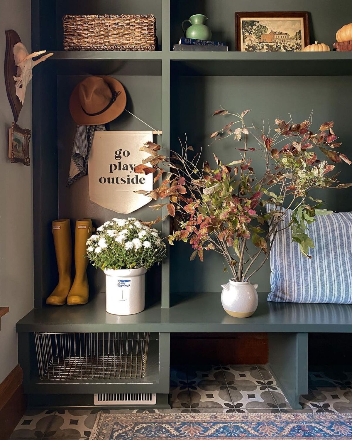 ideas for a stylish and functional mudroom in fall 3