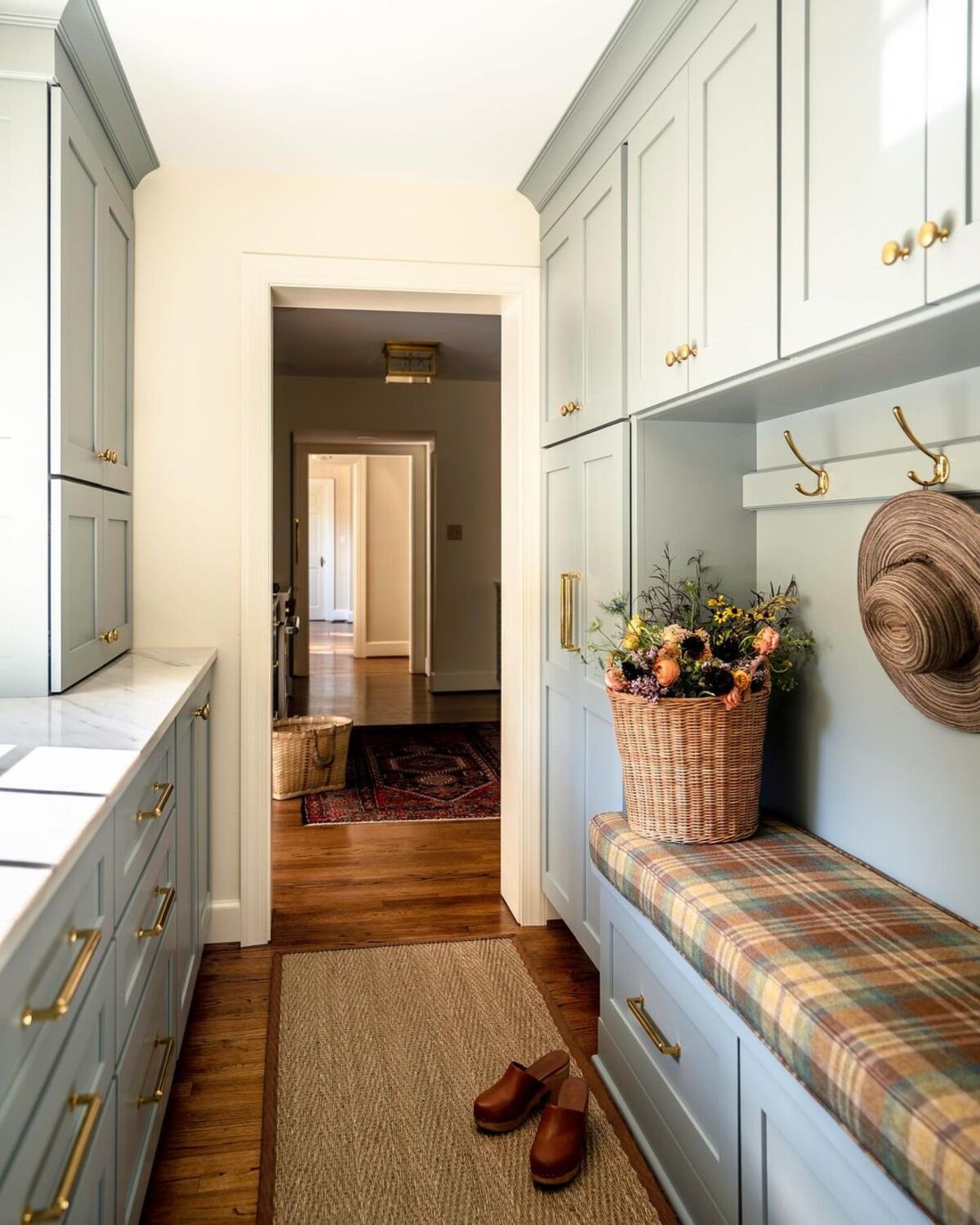 ideas for a stylish and functional mudroom in fall 5