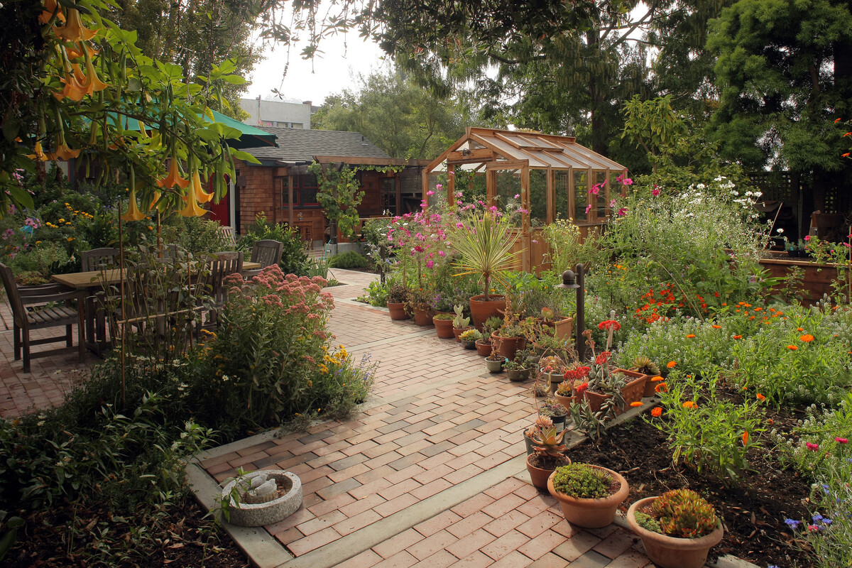 beautiful backyard flower gardens 6