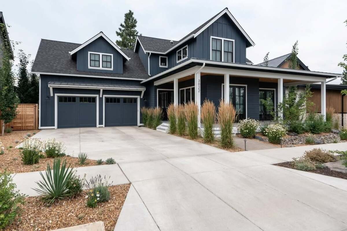 coastal homes with colors 11