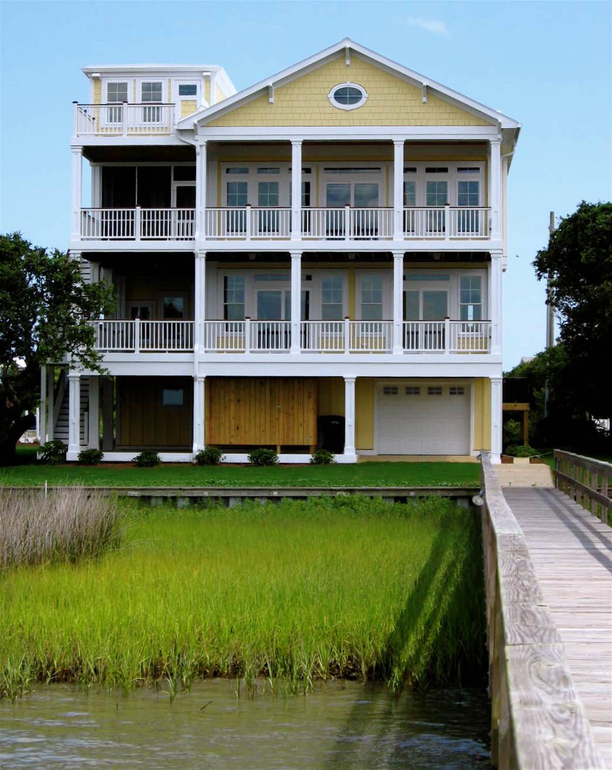 coastal homes with colors 12