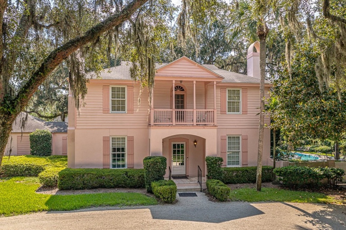 coastal homes with colors 13