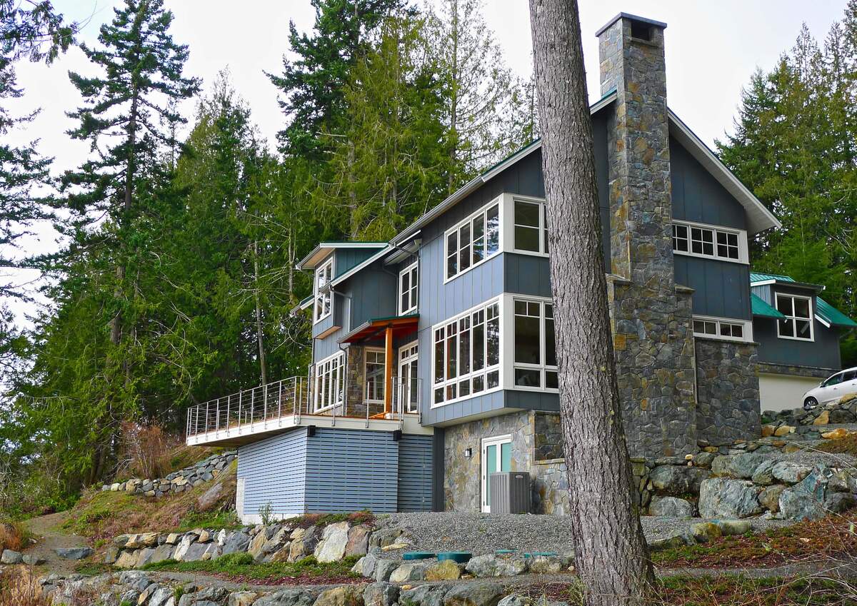 coastal homes with colors 14