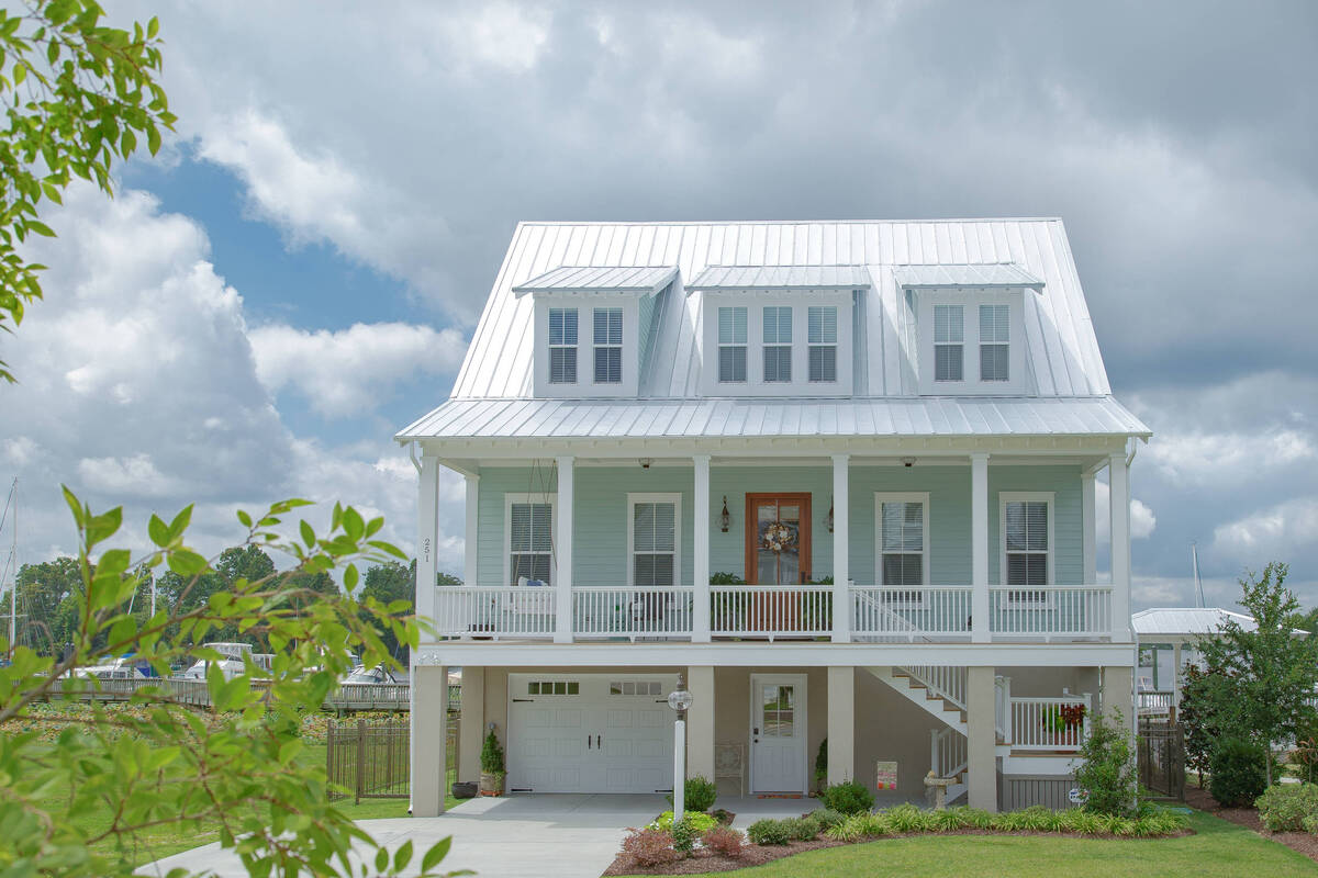 coastal homes with colors 16