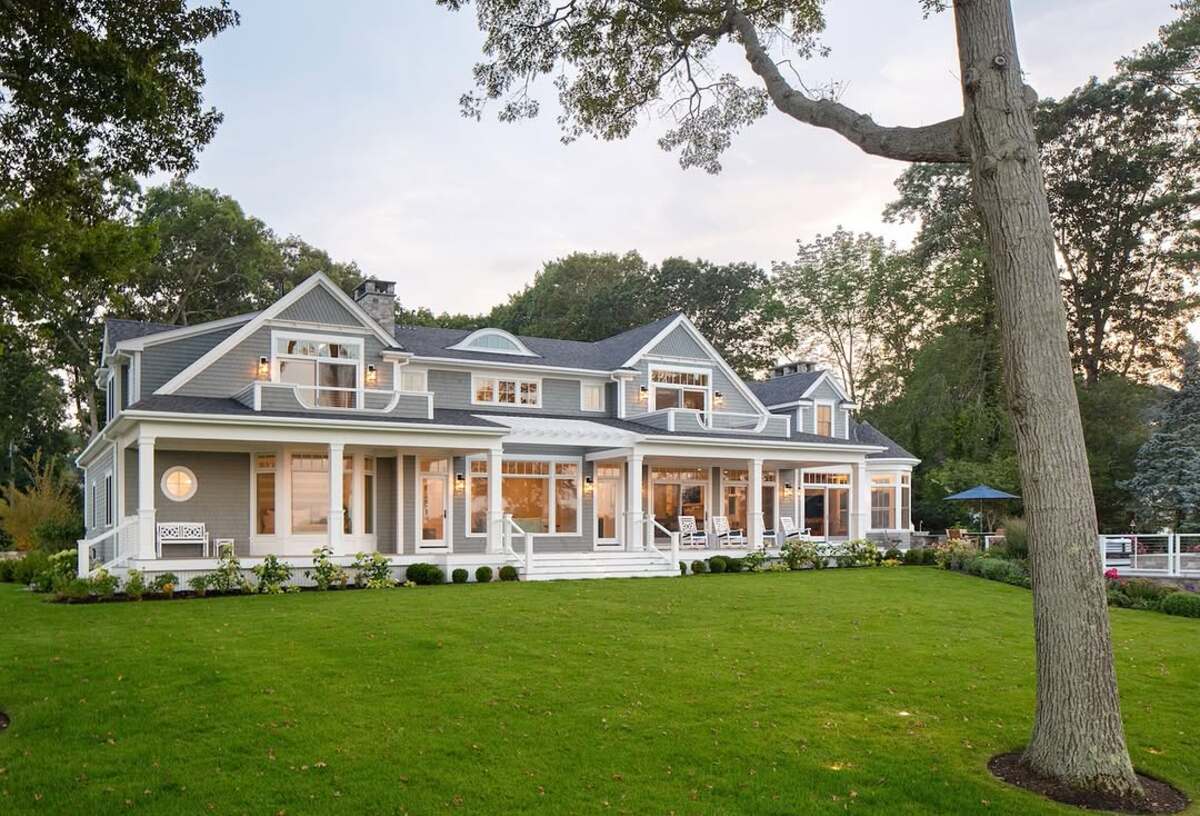 coastal homes with colors 9