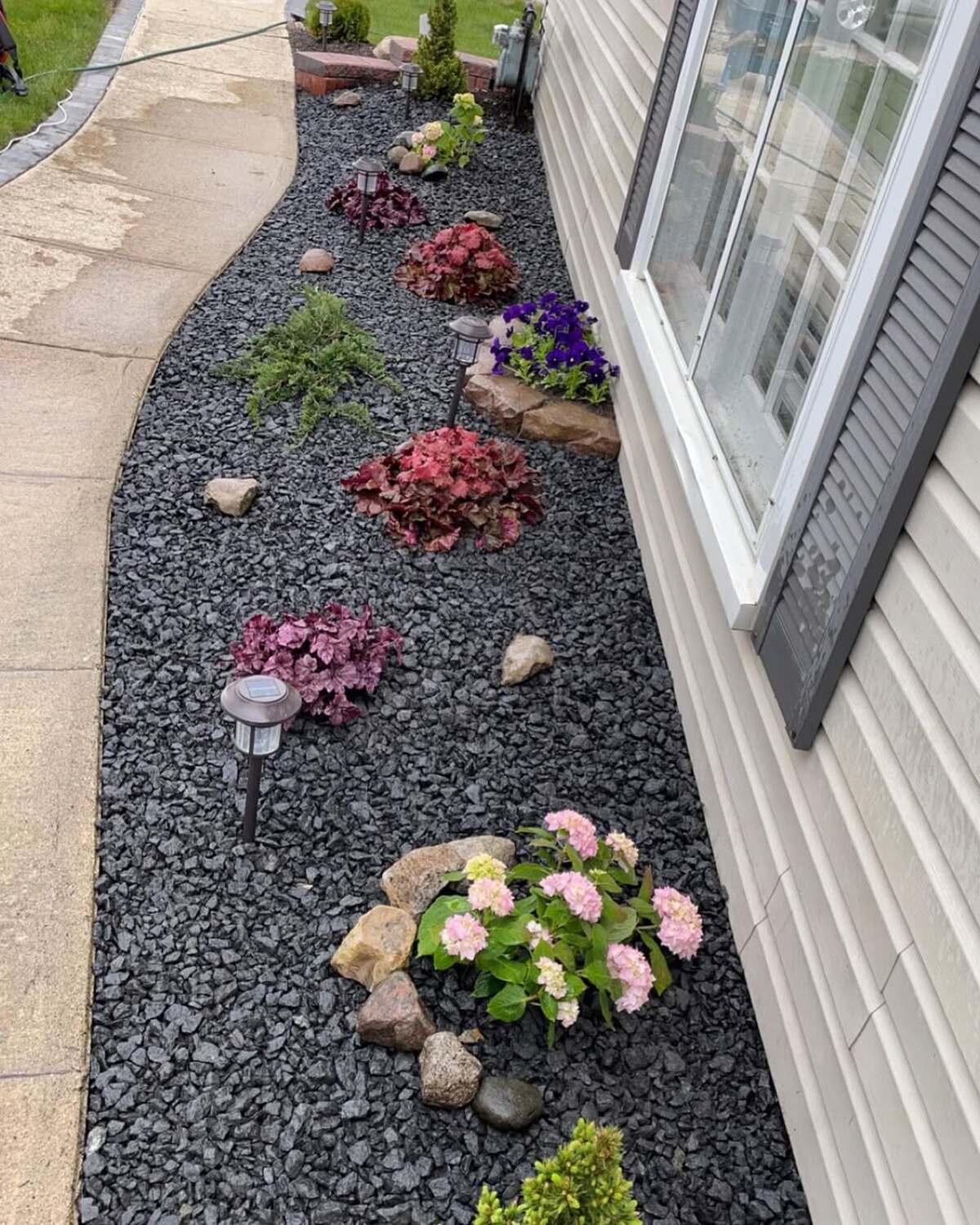creative ways to use black rocks in landscaping 15