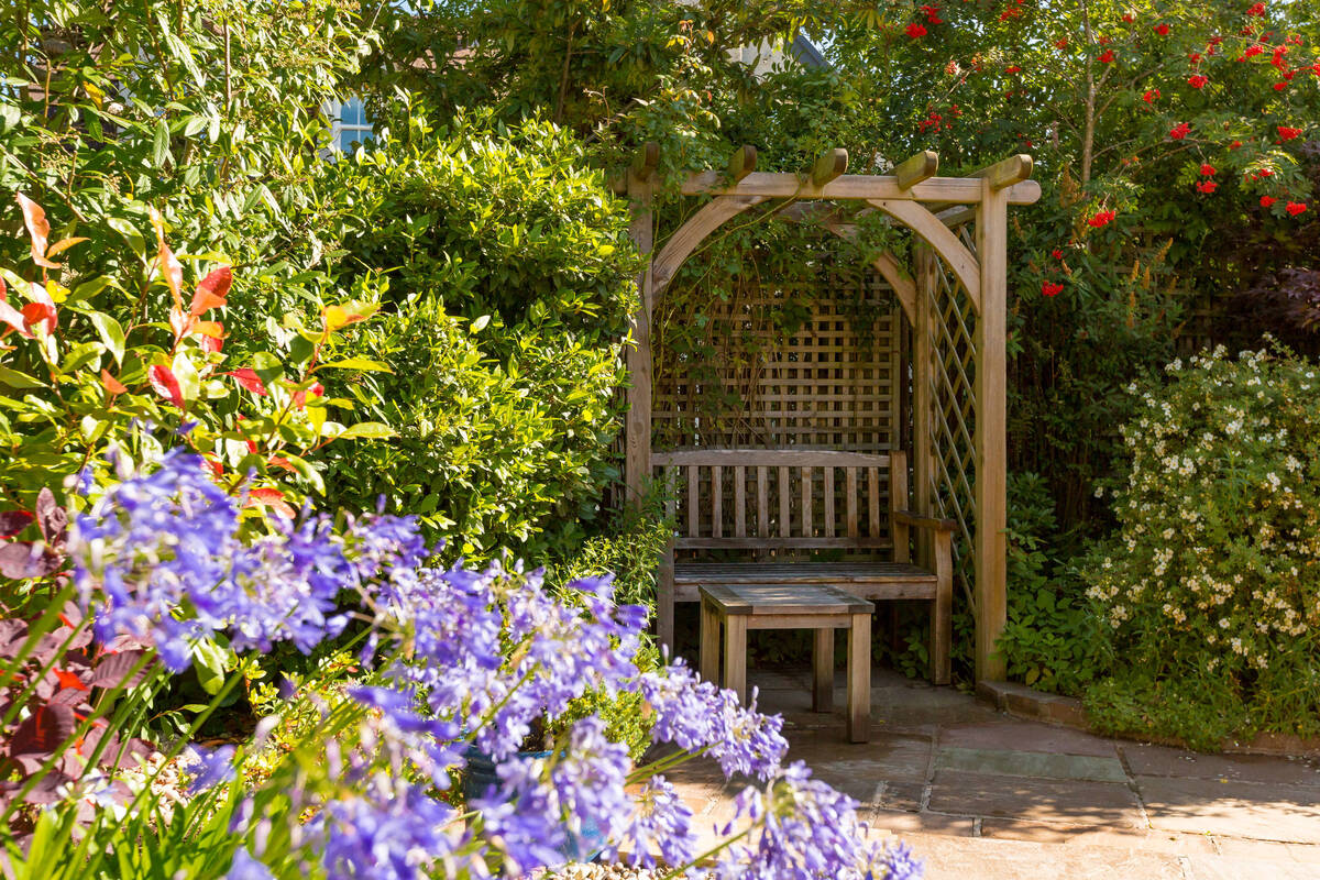 charming garden nook ideas for a cozy retreat 14