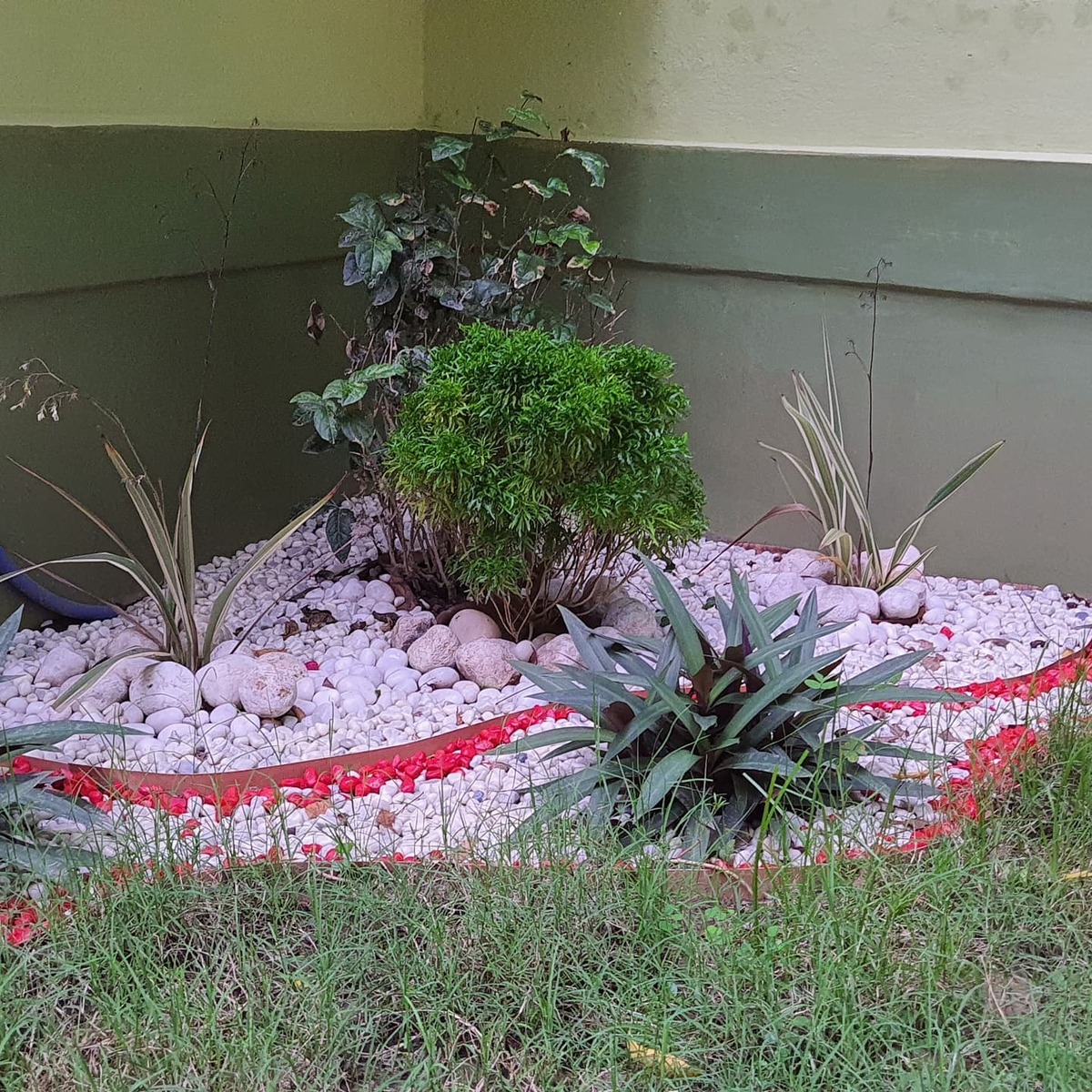 creative rock landscaping ideas for corners in yard 9
