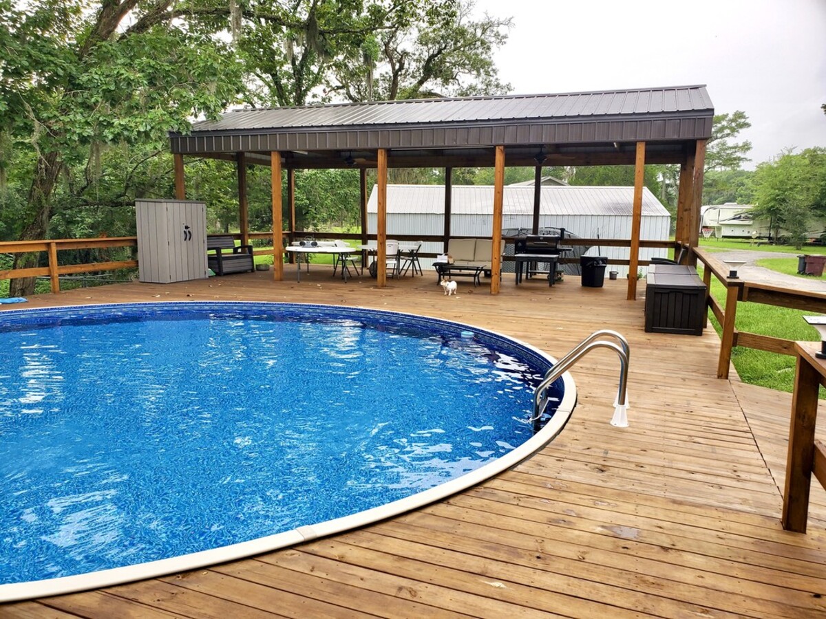 creative ways to add privacy to above ground pool deck 15
