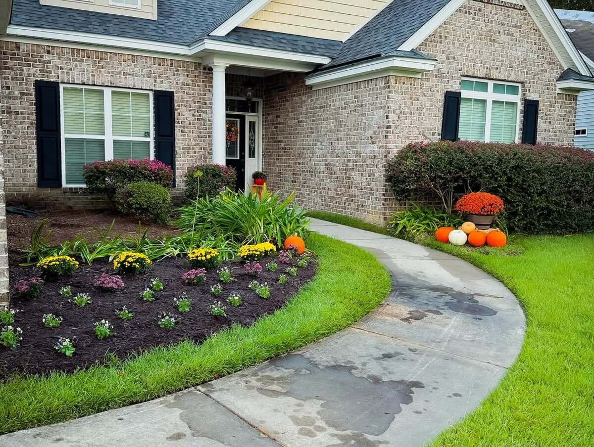 simple front yard landscaping ideas 24