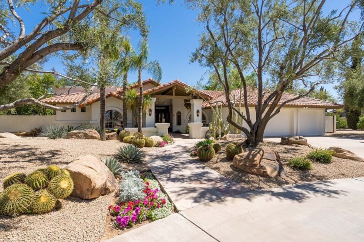 stunning desert landscaping ideas for front yard 16