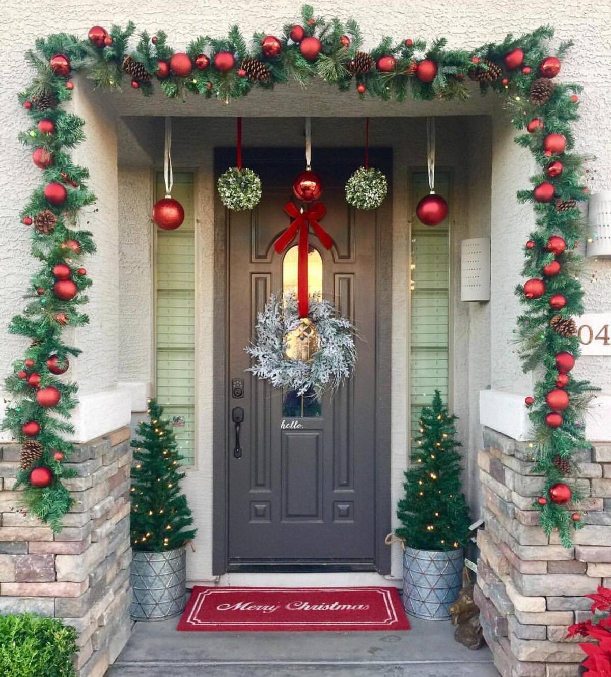 christmas door decorations for a festive welcome 19