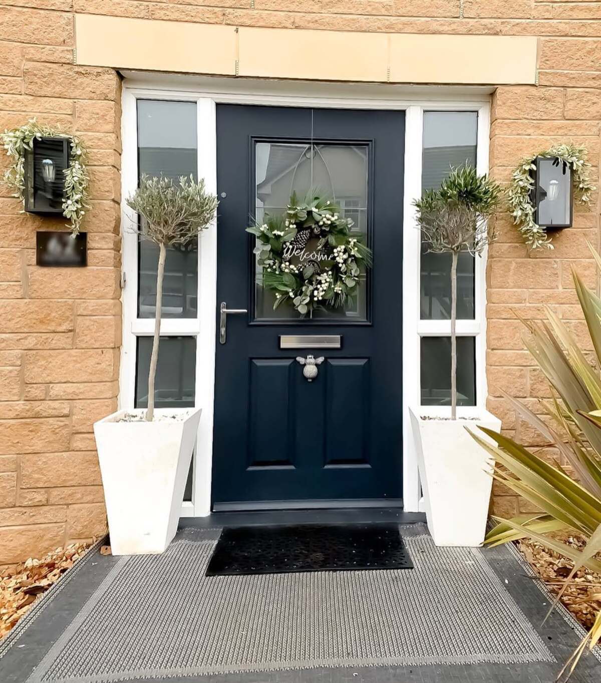 christmas door decorations for a festive welcome 8