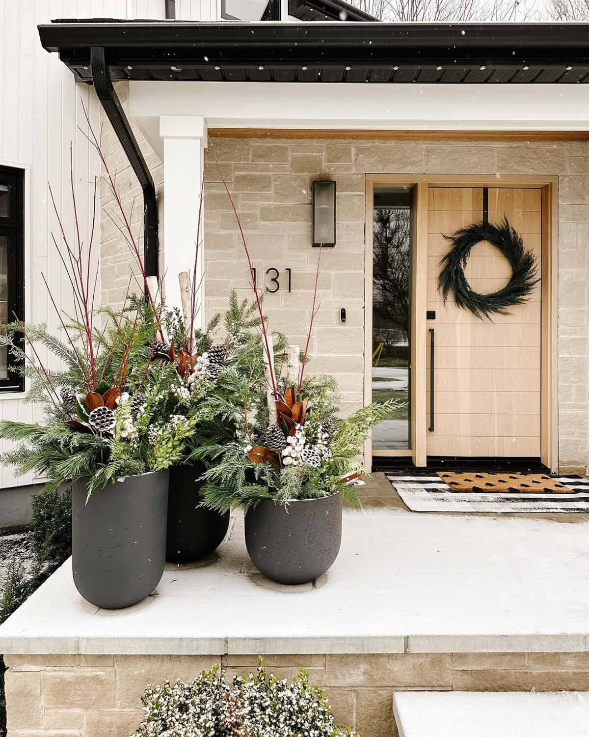 easy christmas front porch decor ideas 11