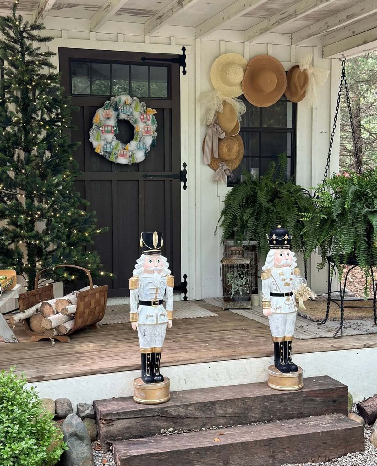 easy christmas front porch decor ideas 12