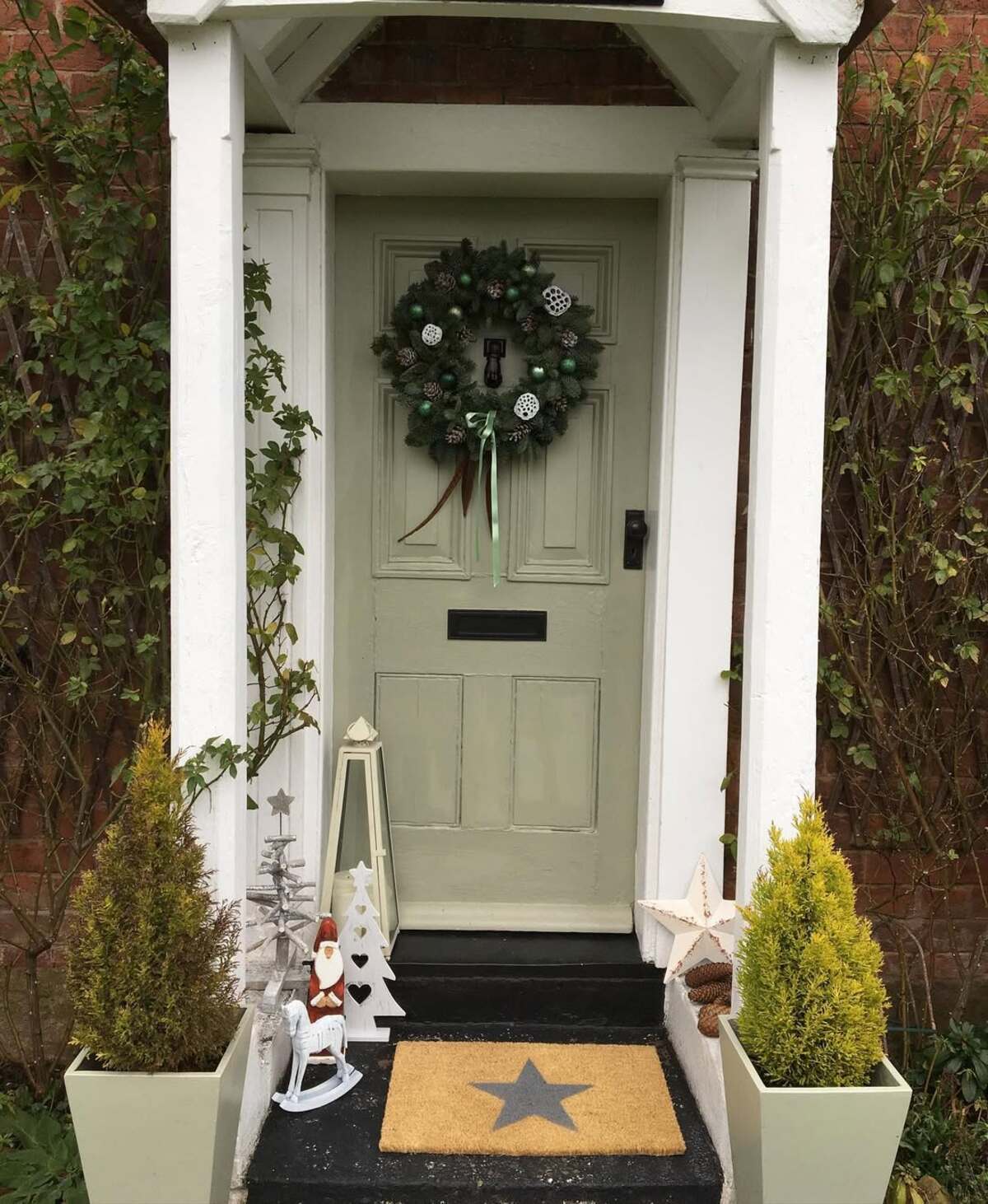 easy christmas front porch decor ideas 20