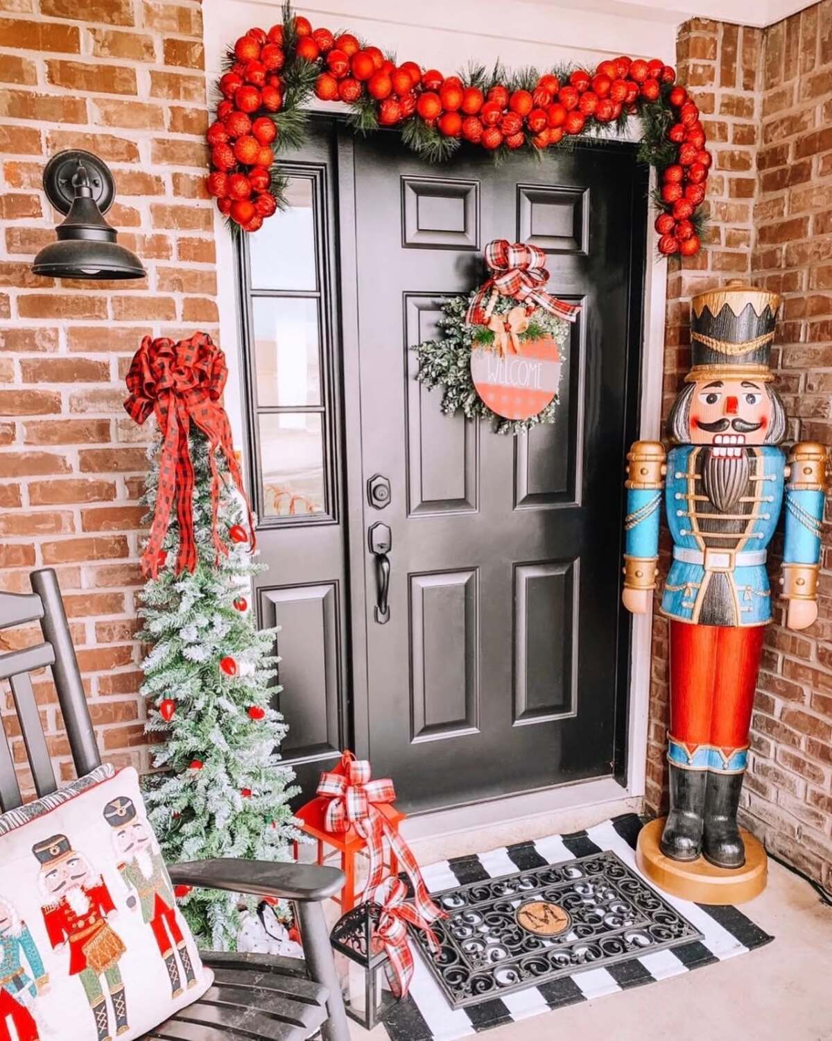 easy christmas front porch decor ideas 21