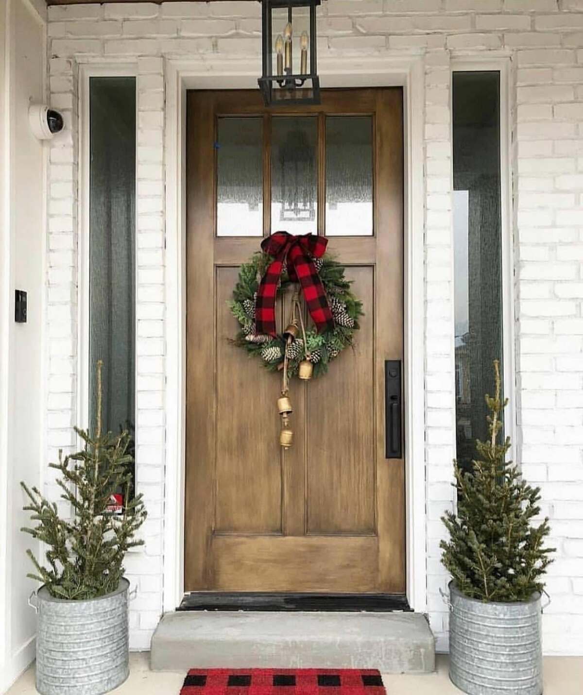 easy christmas front porch decor ideas 23