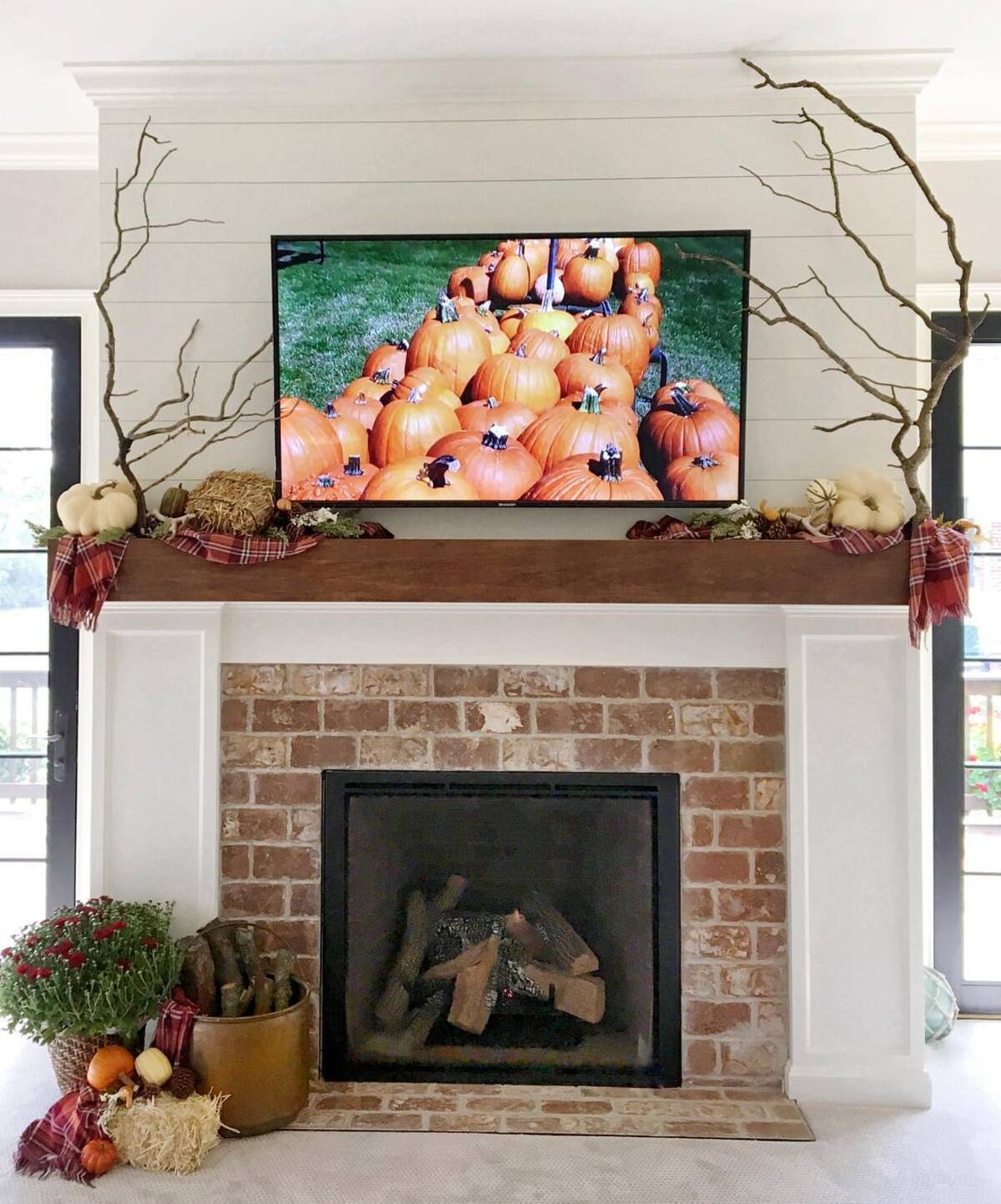 fall mantle decor ideas for fireplaces with tvs above 28