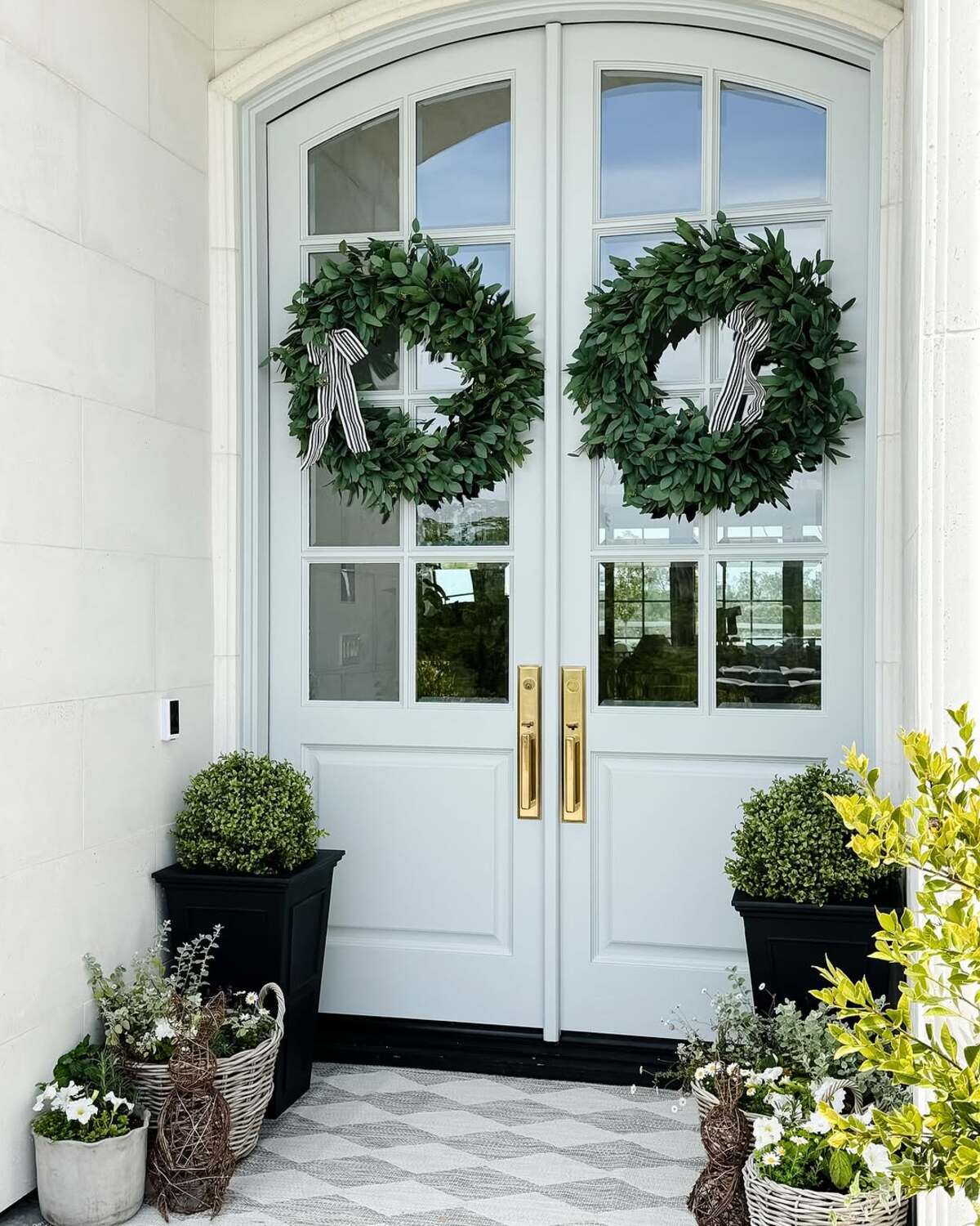 farmhouse christmas front porch decor ideas 11