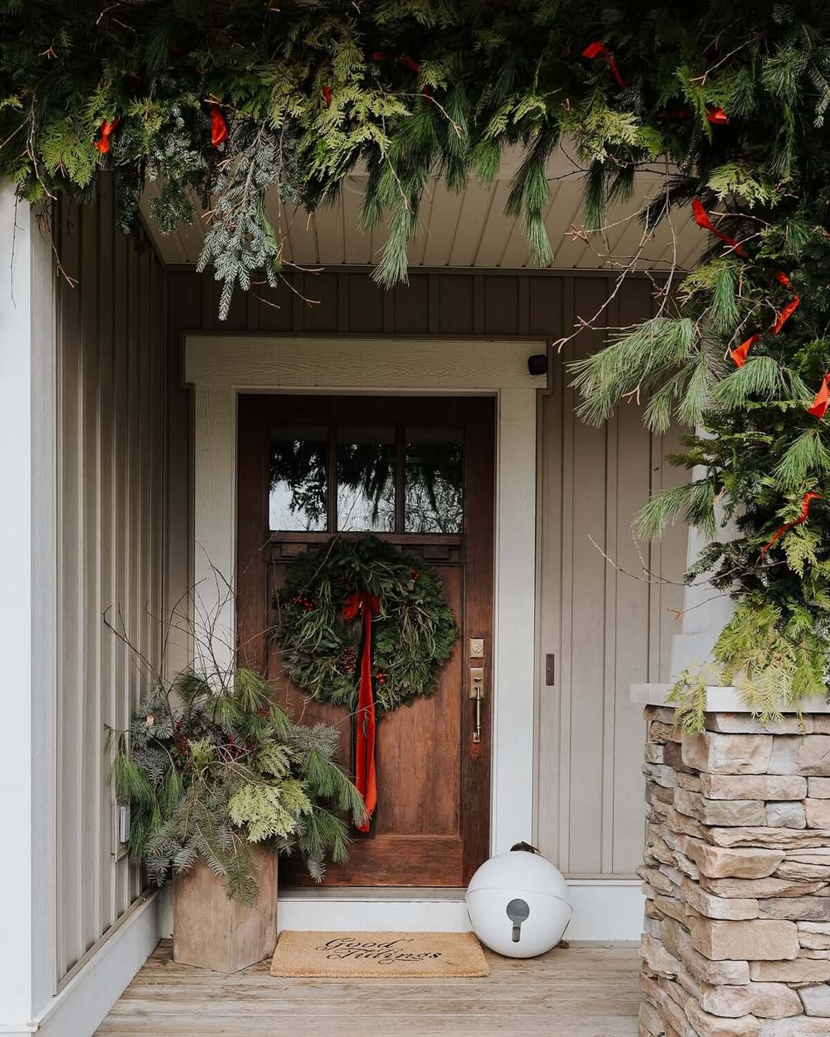 farmhouse christmas front porch decor ideas 13
