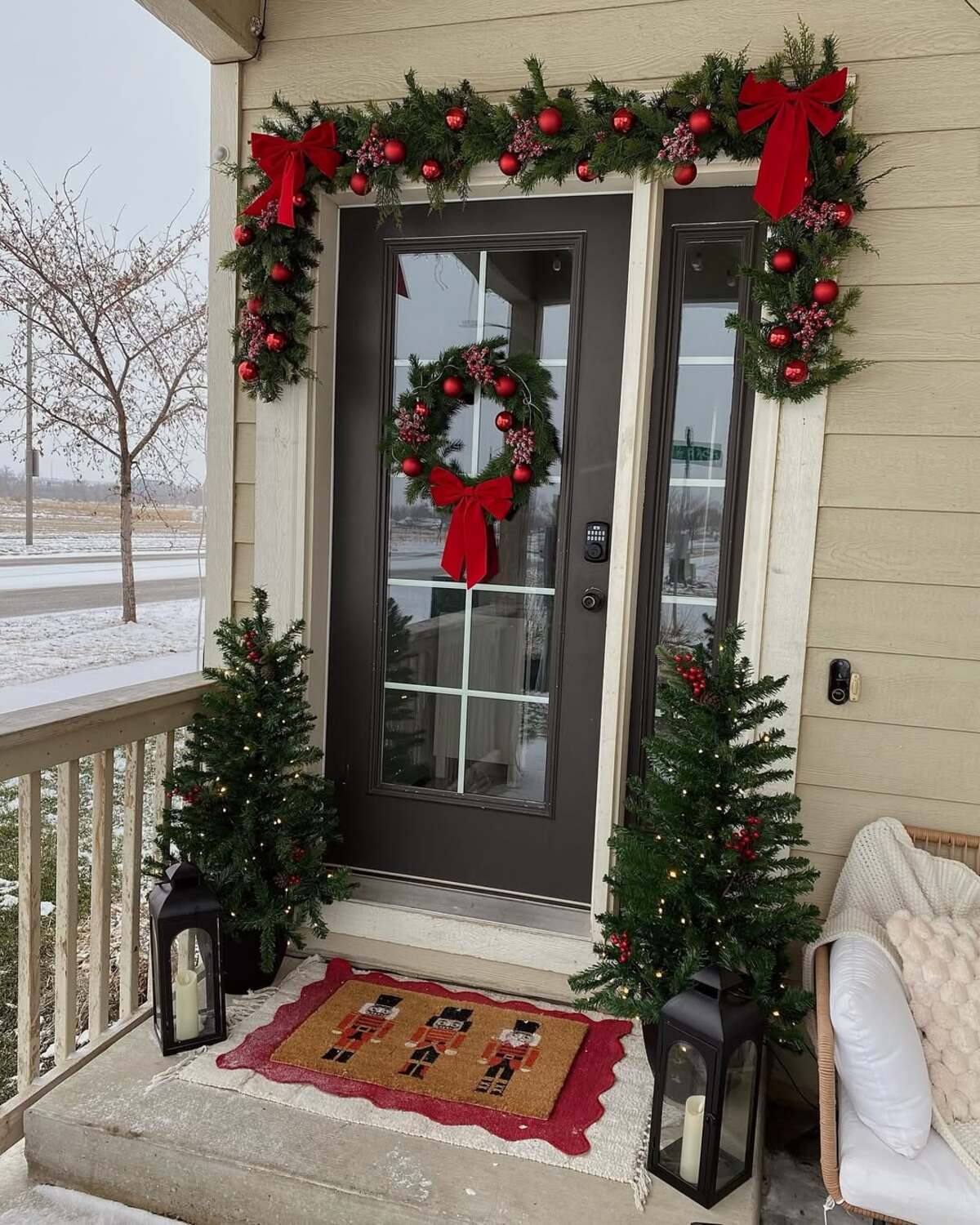 farmhouse christmas front porch decor ideas 14
