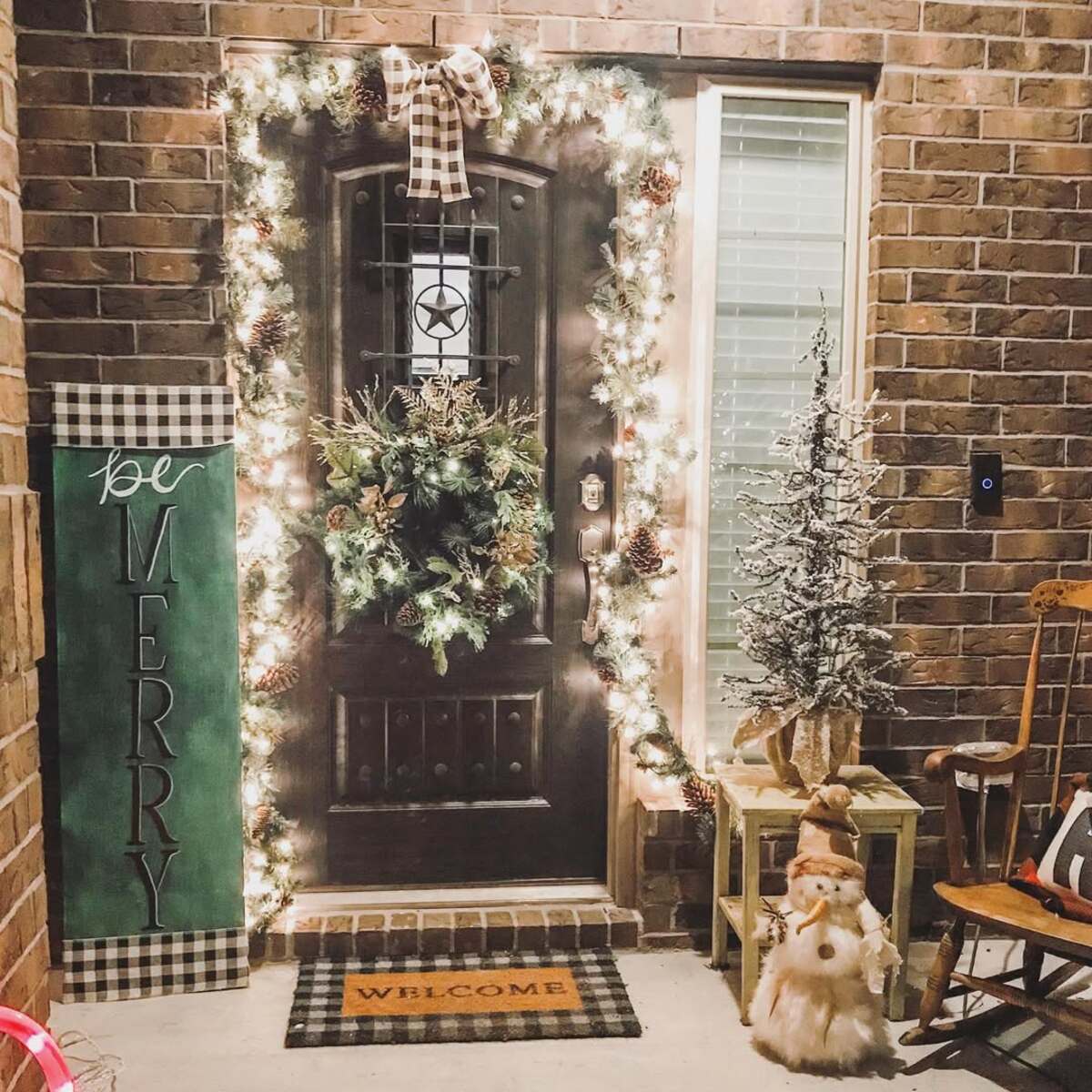 farmhouse christmas front porch decor ideas 15