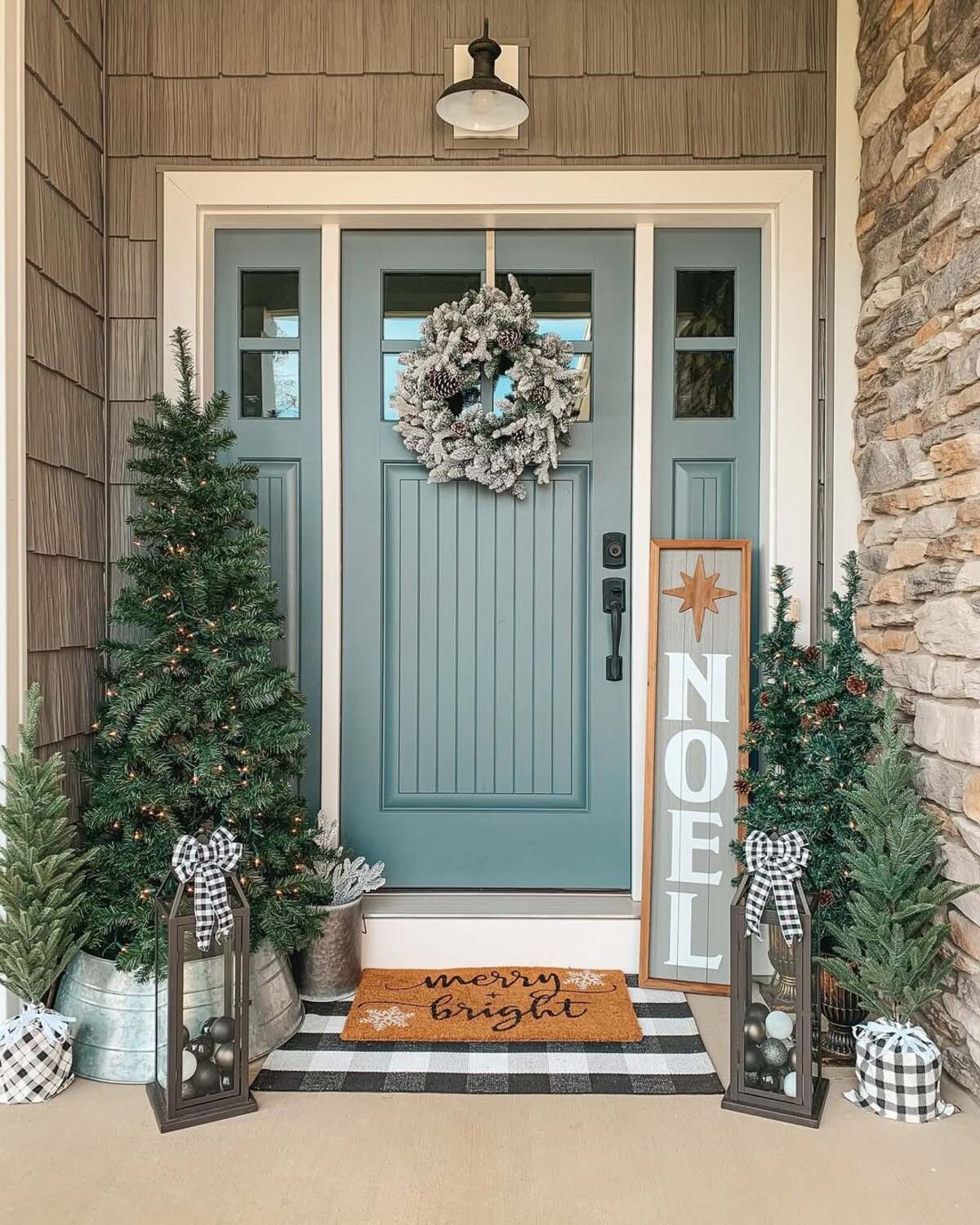 farmhouse christmas front porch decor ideas 2