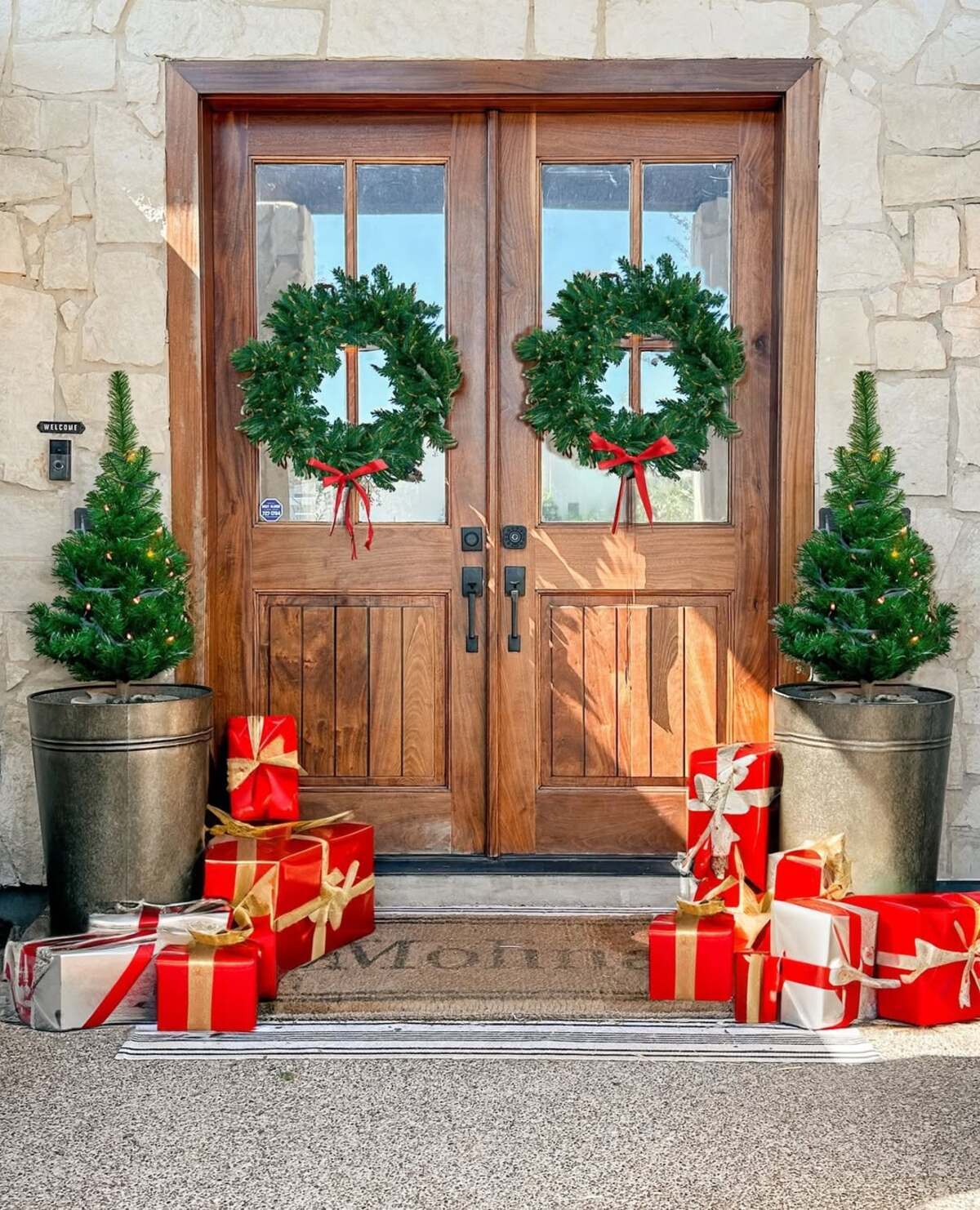 farmhouse christmas front porch decor ideas 20