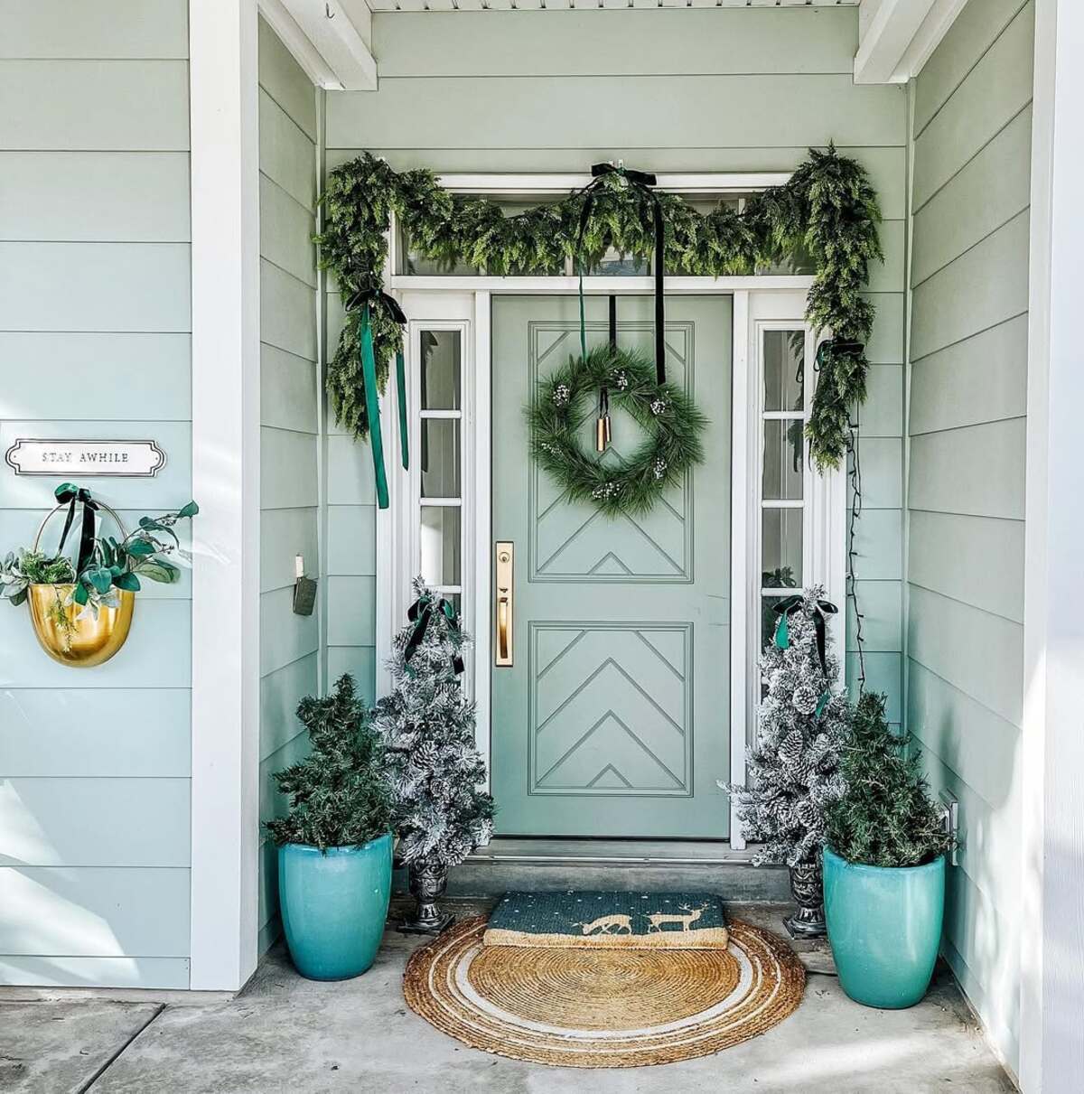 farmhouse christmas front porch decor ideas 21