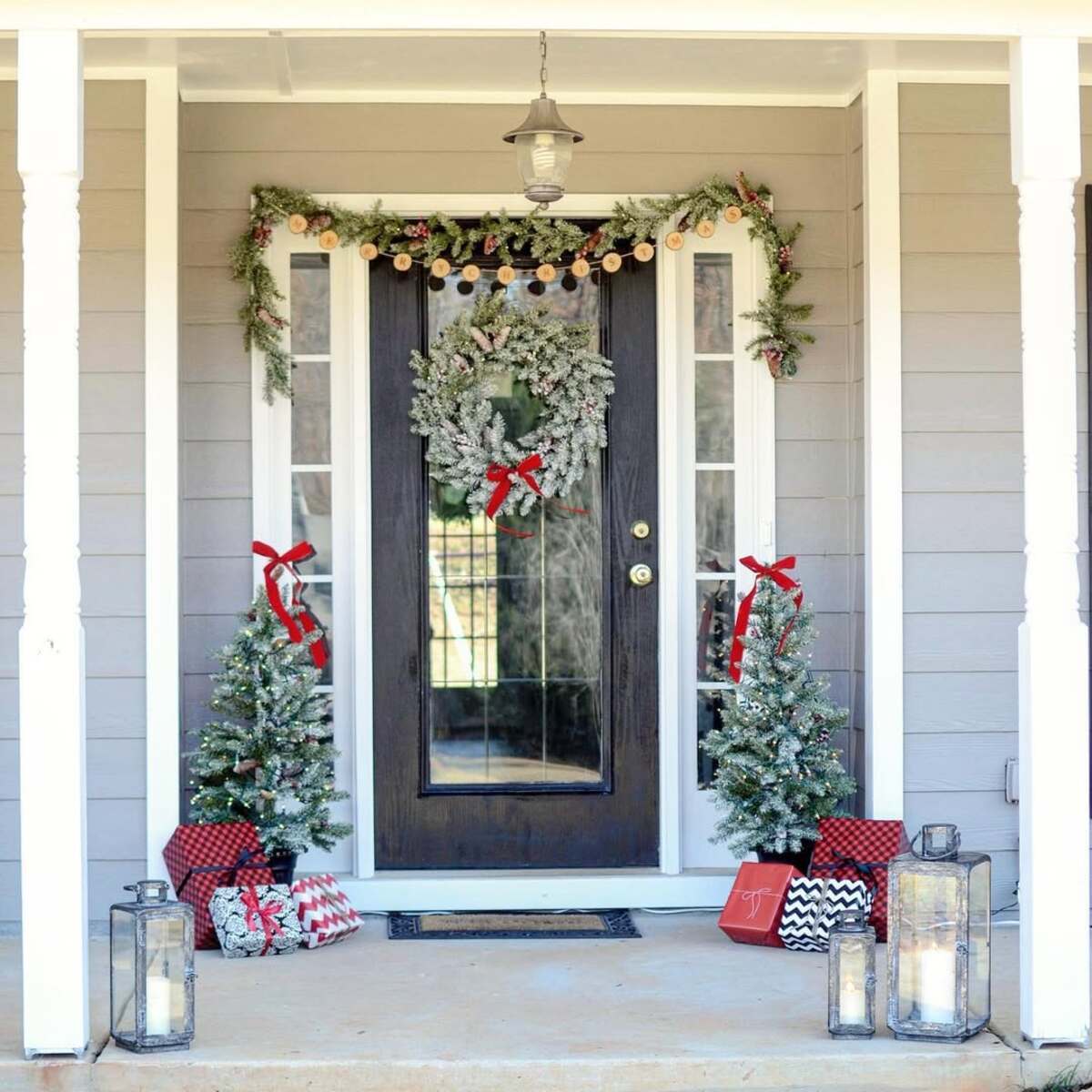 farmhouse christmas front porch decor ideas 22