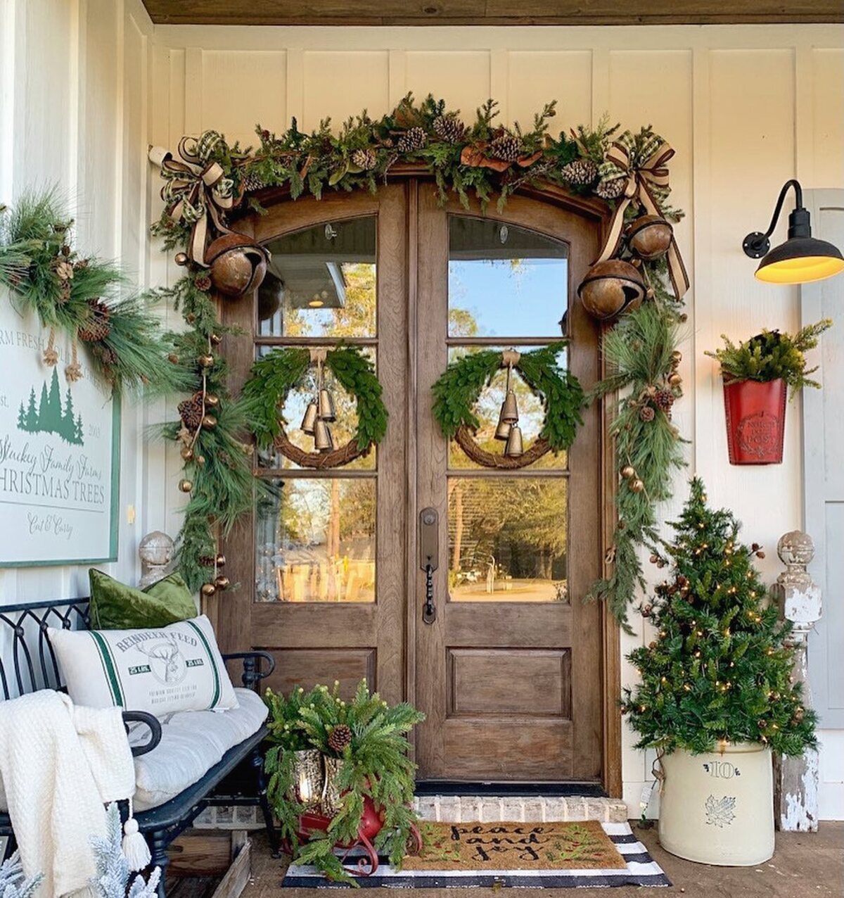 farmhouse christmas front porch decor ideas 23