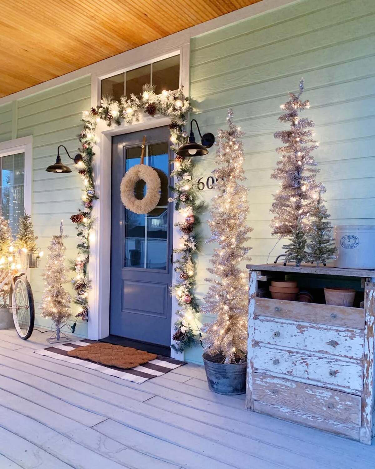 farmhouse christmas front porch decor ideas 24