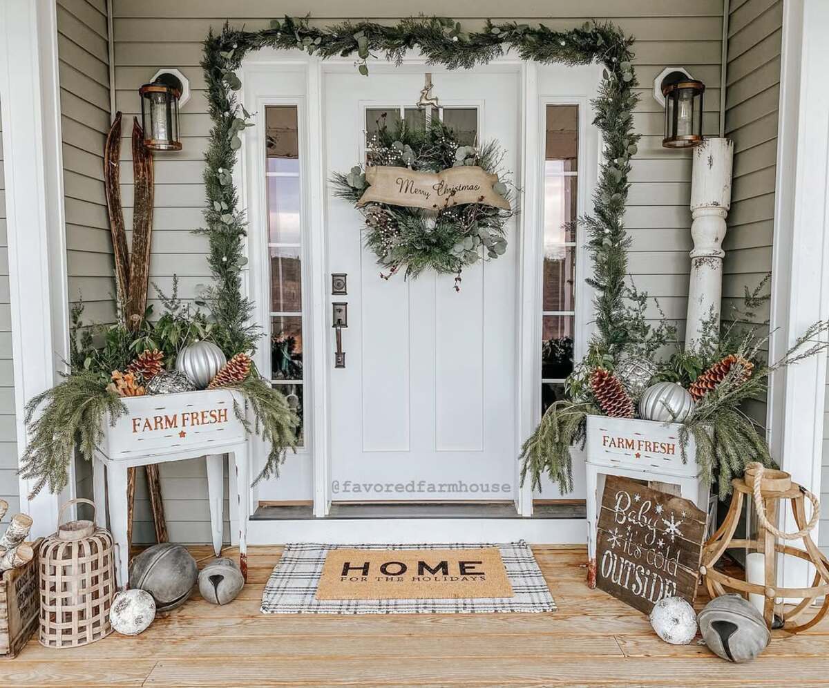 farmhouse christmas front porch decor ideas 27