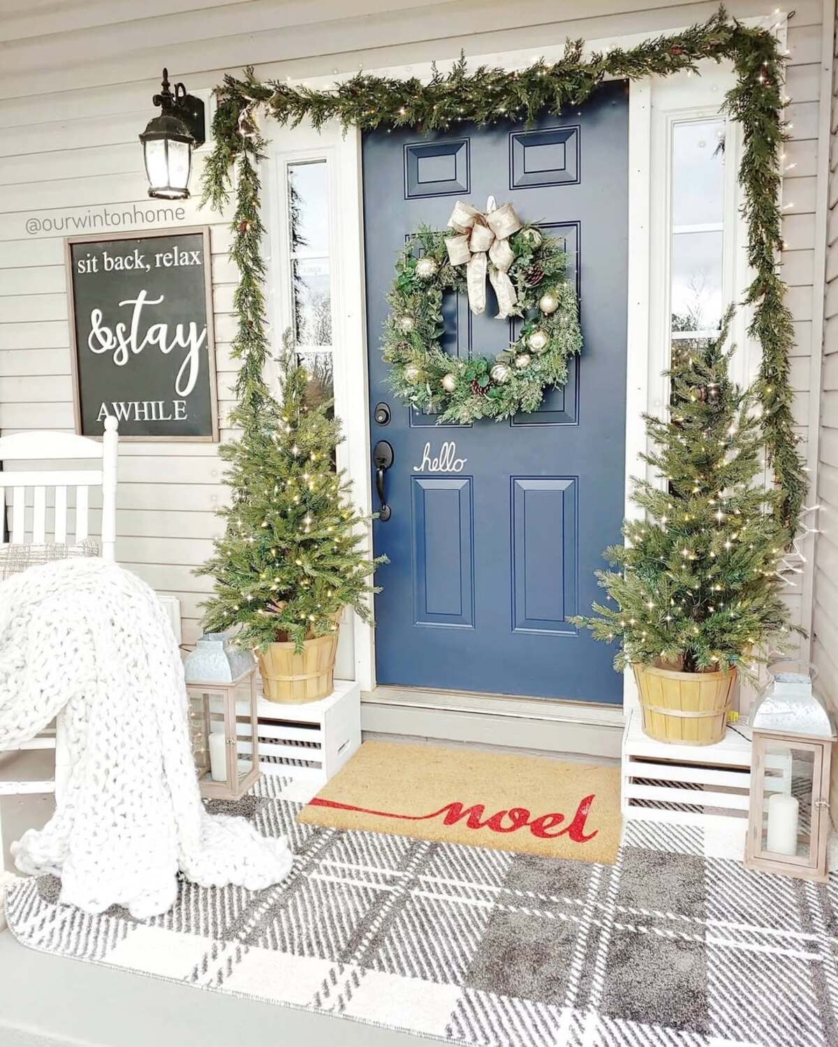 farmhouse christmas front porch decor ideas 28