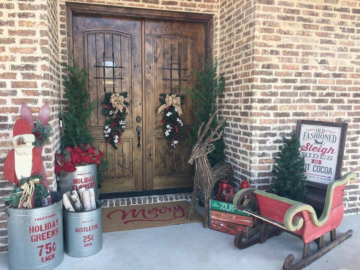 farmhouse christmas front porch decor ideas 4