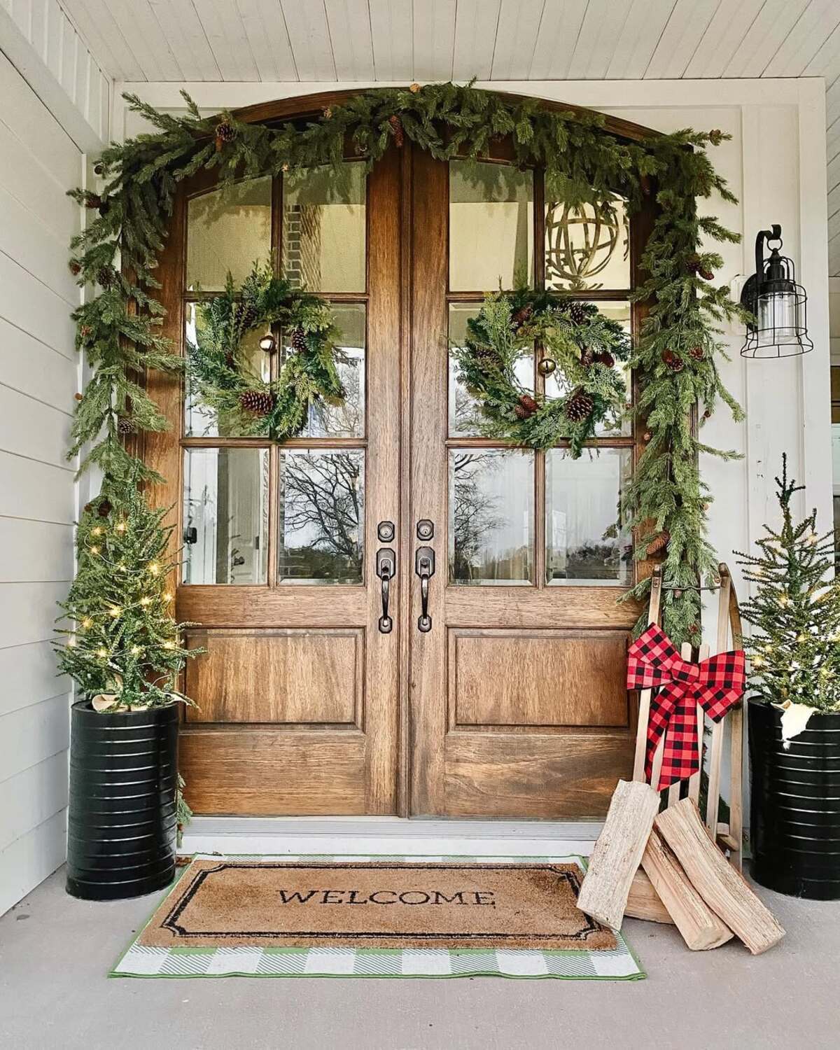 farmhouse christmas front porch decor ideas 5
