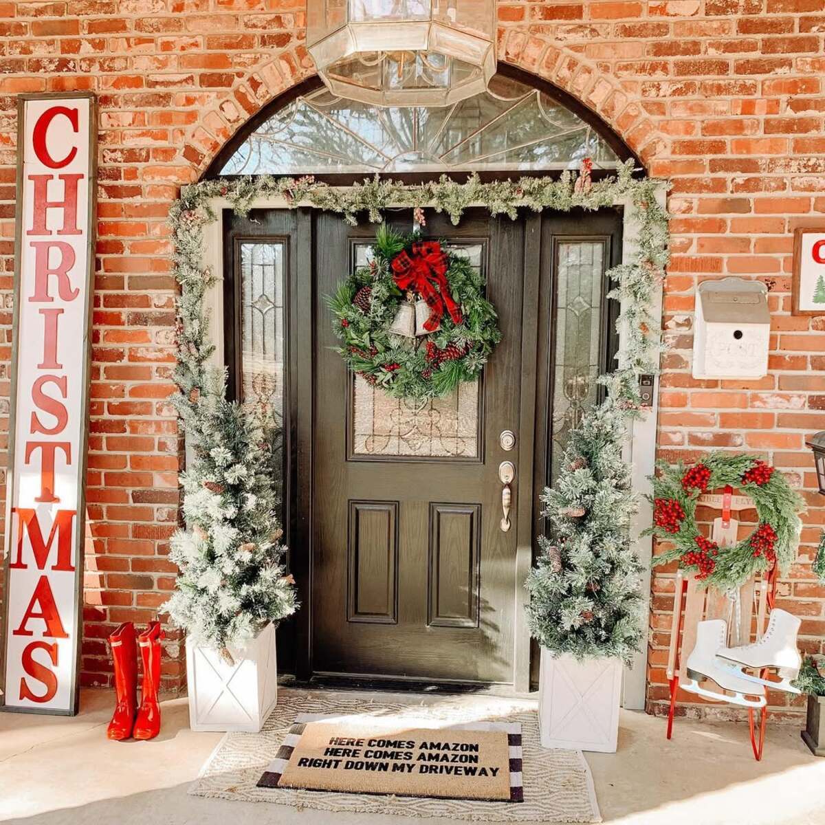 farmhouse christmas front porch decor ideas 6