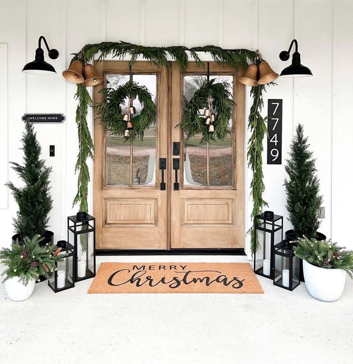 farmhouse christmas front porch decor ideas 7.jpg