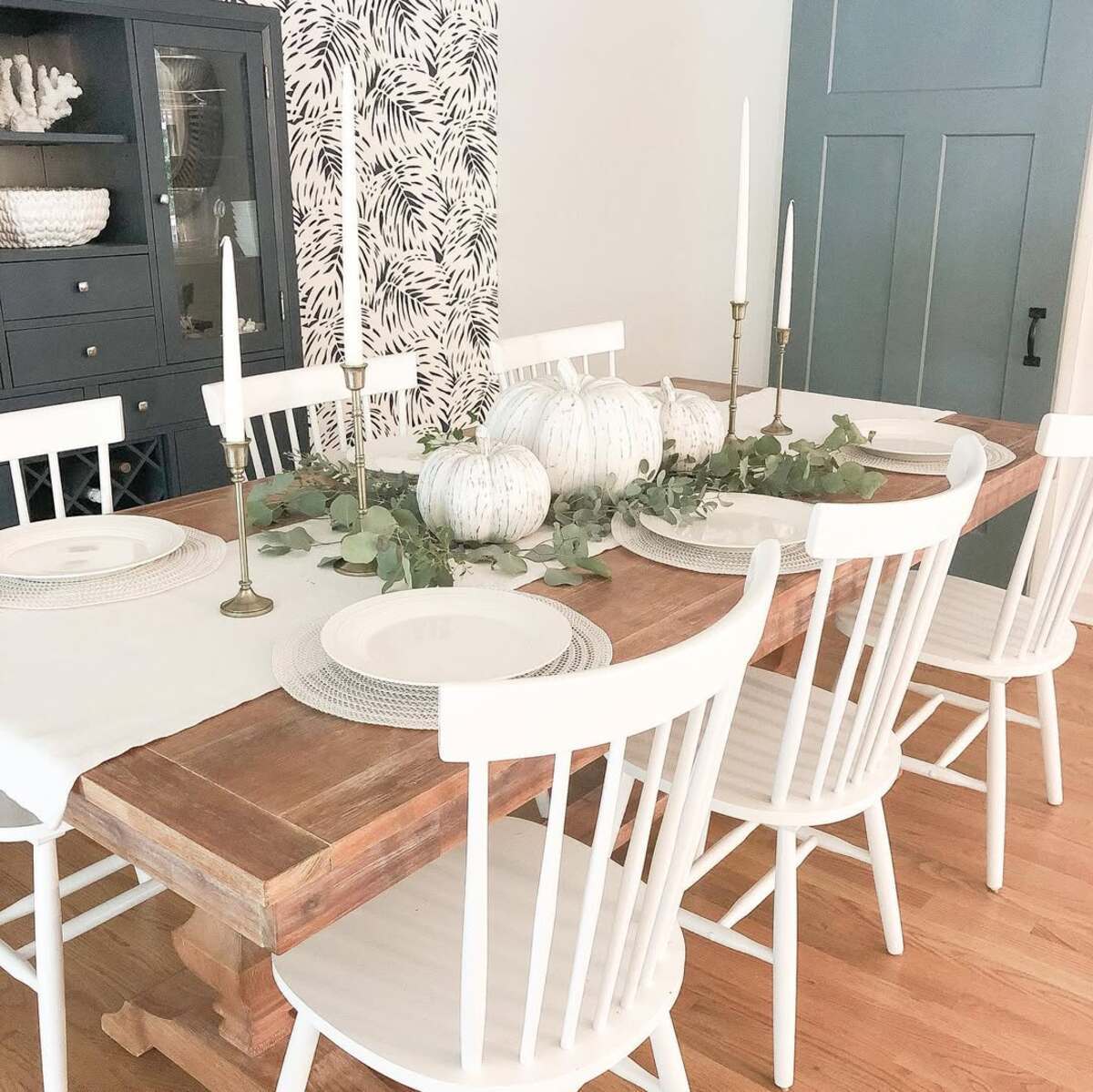 neutral fall decor ideas for dining table 12