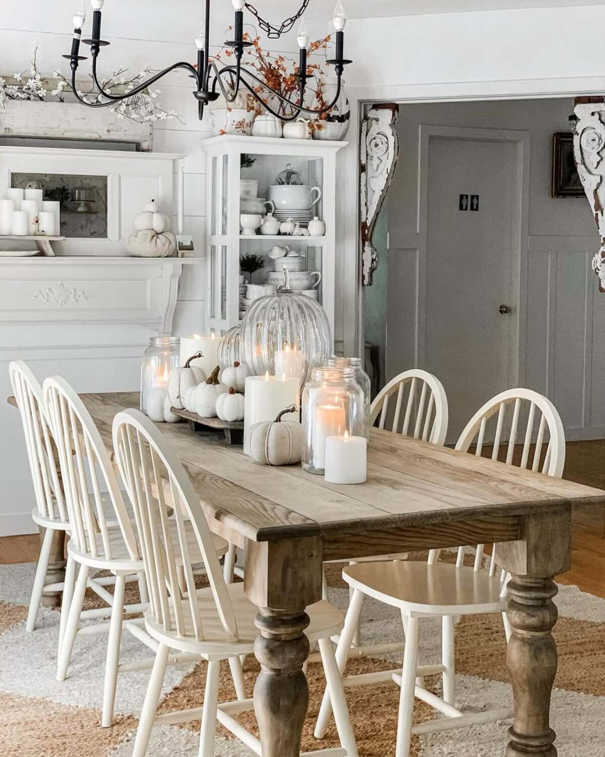neutral fall decor ideas for dining table 16