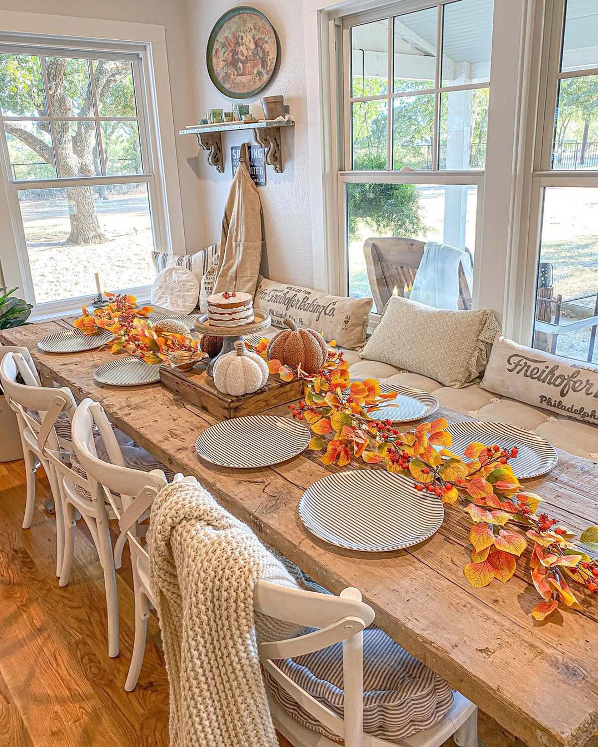 neutral fall decor ideas for dining table 17