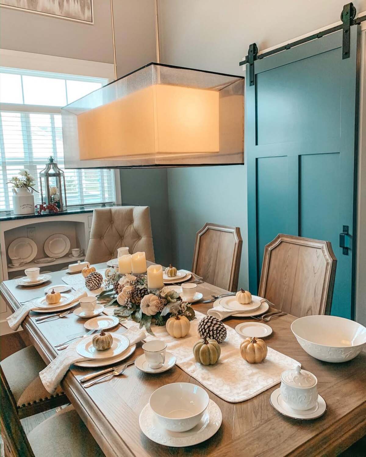 neutral fall decor ideas for dining table 22