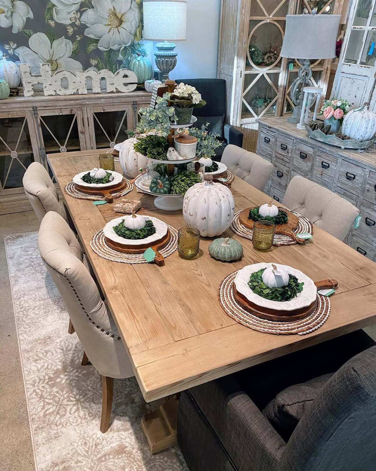 neutral fall decor ideas for dining table 26