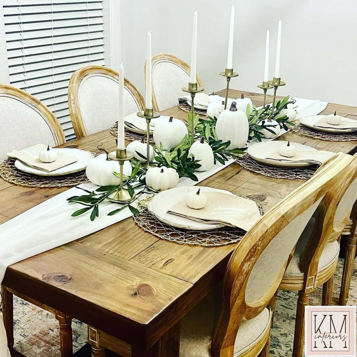 neutral fall decor ideas for dining table 8